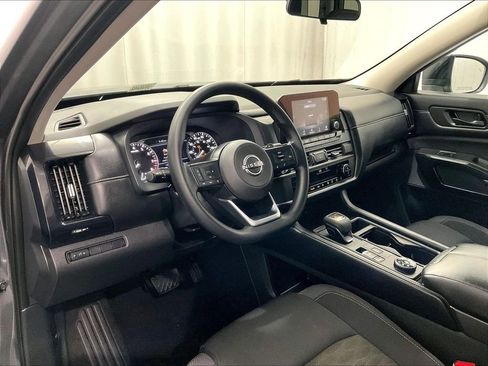 Used 2024 Nissan Pathfinder S AWD/4WD image 8