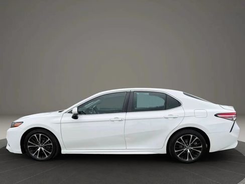 Used 2018 Toyota Camry SE w/ Moonroof Package FWD image 8