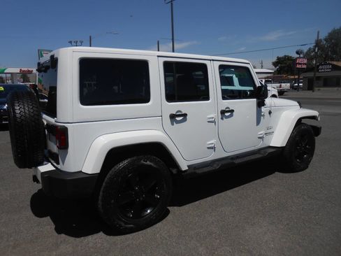 Used 2016 Jeep Wrangler Unlimited Sahara w/ Connectivity Group image 9