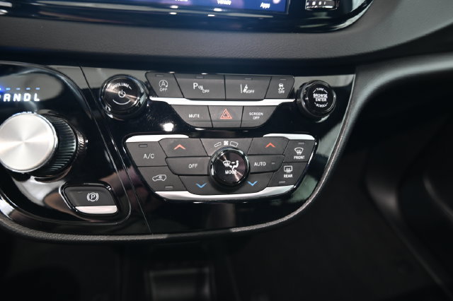 Used 2025 Chrysler Pacifica Select FWD image 26