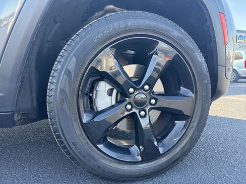 Used 2023 Jeep Grand Cherokee Limited w/ Luxury Tech Group II image 10