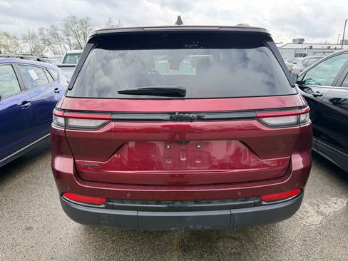 Used 2025 Jeep Grand Cherokee Altitude image 3