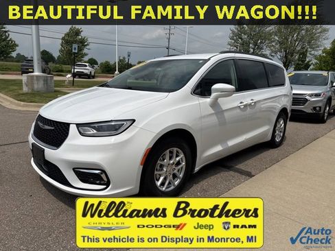 Used 2022 Chrysler Pacifica Touring-L image 2