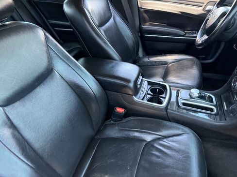 Used 2018 Chrysler 300 Touring L RWD image 10
