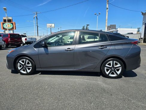 Used 2017 Toyota Prius Three Touring FWD image 9