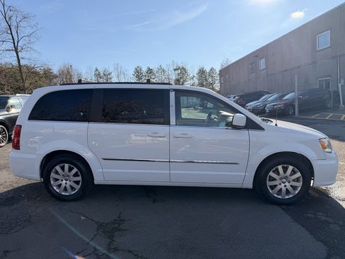 Used 2015 Chrysler Town & Country Touring image 6