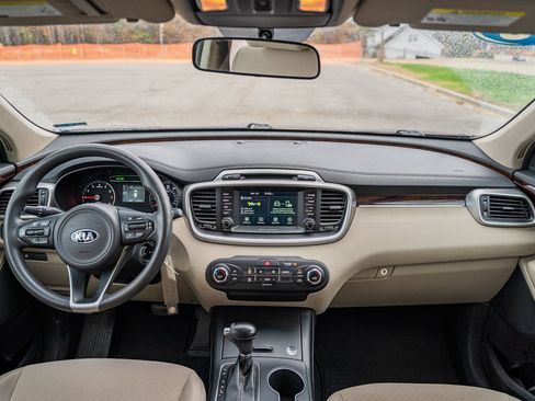 Used 2018 Kia Sorento LX image 21