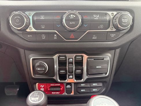 New 2025 Jeep Gladiator Sport image 23