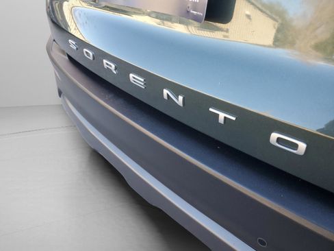 Certified 2022 Kia Sorento S w/ Panoramic Sunroof Package image 9