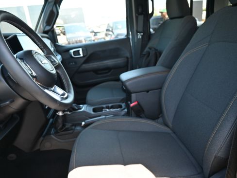 Used 2025 Jeep Wrangler Unlimited Sahara w/ Safety Group AWD/4WD image 16