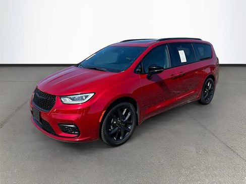 Used 2025 Chrysler Pacifica Limited FWD image 3