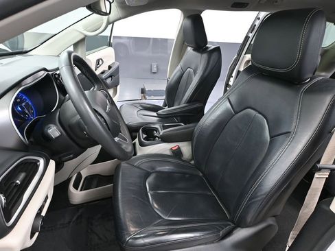 Used 2022 Chrysler Pacifica Touring-L FWD image 24