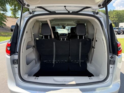 Used 2024 Chrysler Pacifica Touring-L FWD image 28