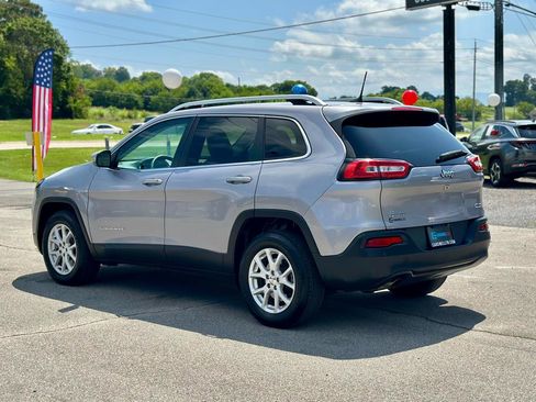 Used 2018 Jeep Cherokee Latitude w/ Mobile Office Group AWD/4WD image 20