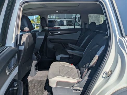 Used 2024 Volkswagen Atlas Peak Edition SEL AWD/4WD image 16