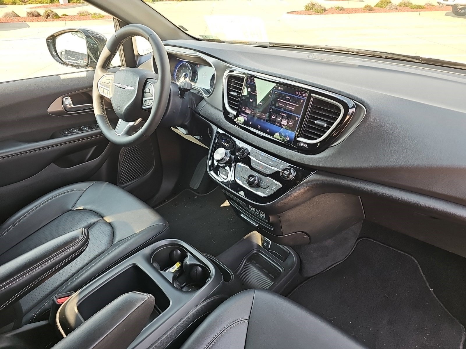 Used 2025 Chrysler Pacifica Select FWD image 13