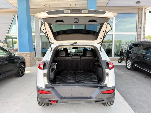 Used 2017 Jeep Cherokee Trailhawk AWD/4WD image 43