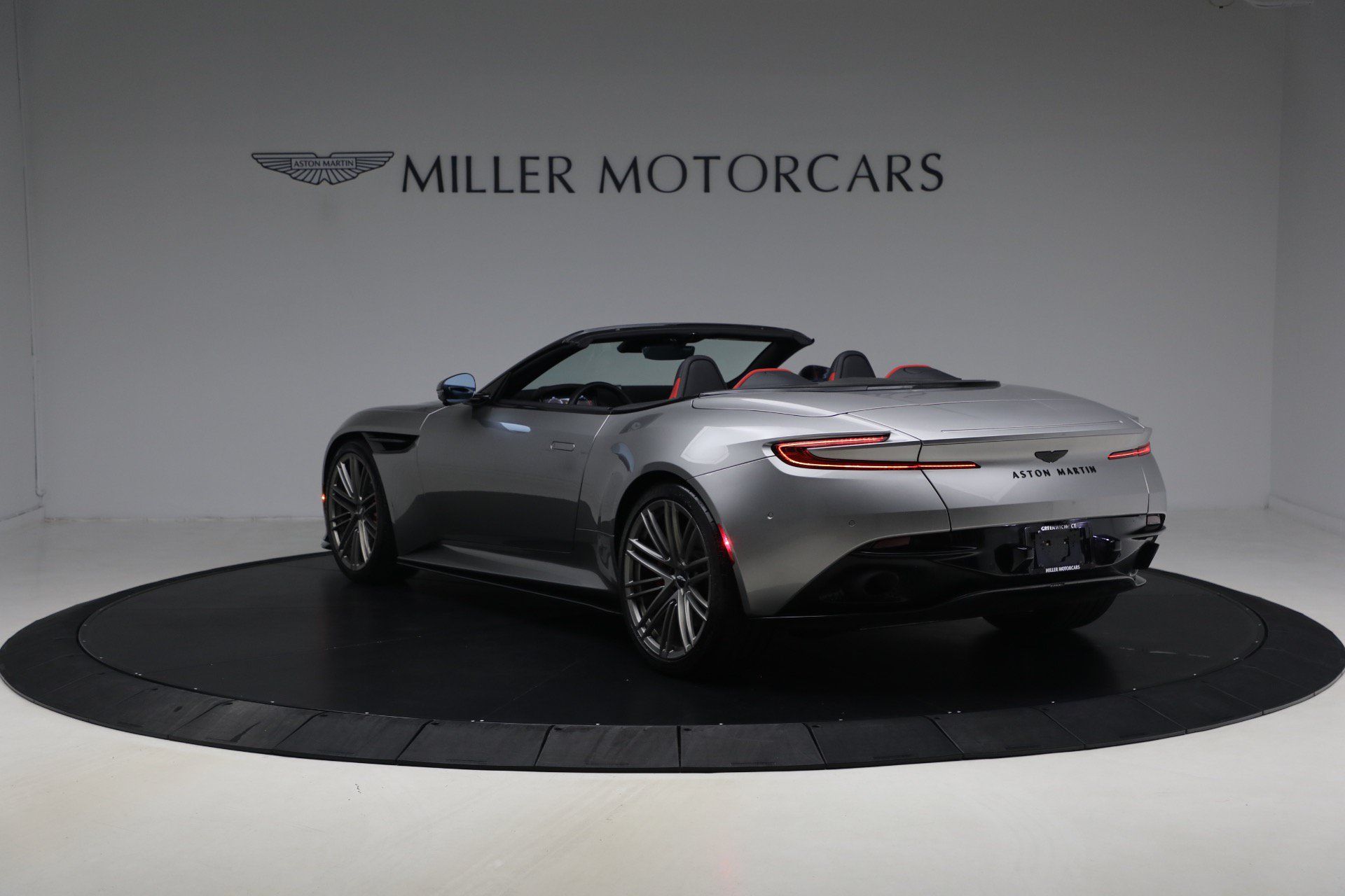 Used 2024 Aston Martin DB12 Convertible RWD image 5