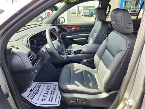 Used 2025 Chevrolet Traverse Z71 image 13