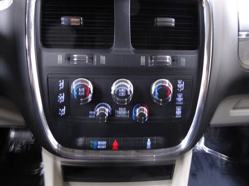 Used 2016 Dodge Grand Caravan SXT image 14