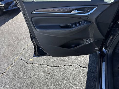 Used 2023 Buick Enclave Avenir image 10