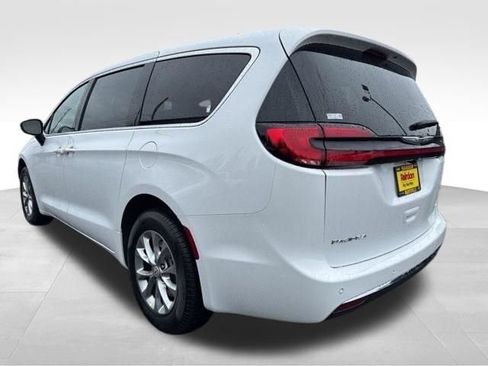 New 2026 Chrysler Pacifica Select AWD/4WD image 5