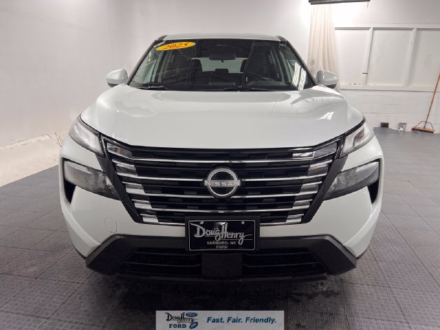 Used 2025 Nissan Rogue SV AWD/4WD image 2