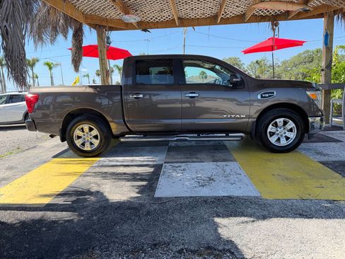 Used 2017 Nissan Titan SV RWD image 4