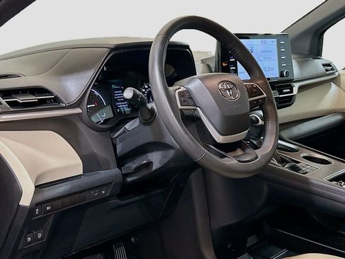 Used 2023 Toyota Sienna XLE image 7