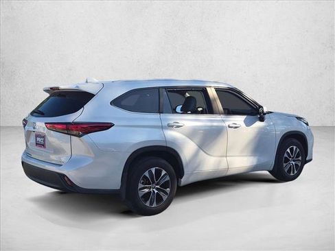 Used 2023 Toyota Highlander XLE FWD image 5