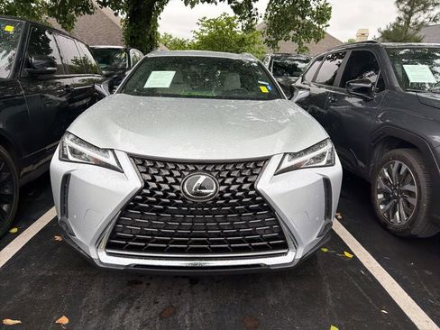 Used 2019 Lexus UX 200 FWD image 2