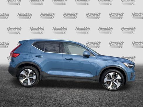 Used 2025 Volvo XC40 B5 Plus image 11