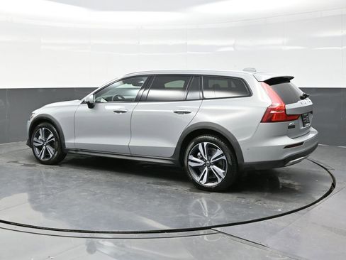 Used 2025 Volvo V60 B5 Cross Country Plus image 4