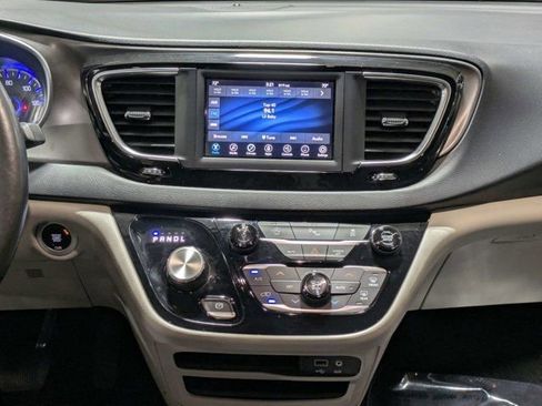 Used 2020 Chrysler Pacifica Touring-L FWD image 19