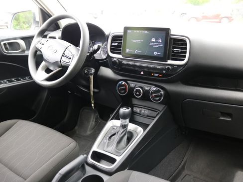 Used 2022 Hyundai Venue SE image 18
