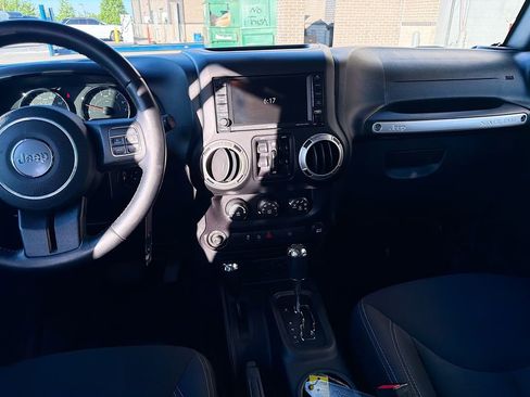 Used 2017 Jeep Wrangler Unlimited Sahara w/ Connectivity Group AWD/4WD image 18