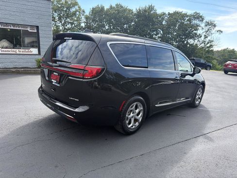 Used 2023 Chrysler Pacifica Limited FWD image 5