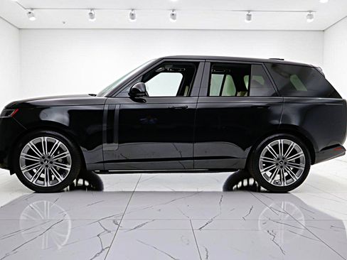 Used 2025 Land Rover Range Rover SE AWD/4WD image 3