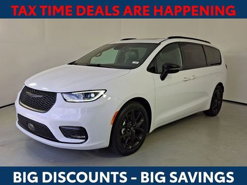 Used 2025 Chrysler Pacifica Limited image 4