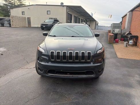 Used 2017 Jeep Cherokee Latitude w/ Cold Weather Group image 2
