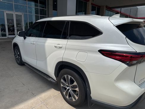 Used 2021 Toyota Highlander XLE FWD image 14