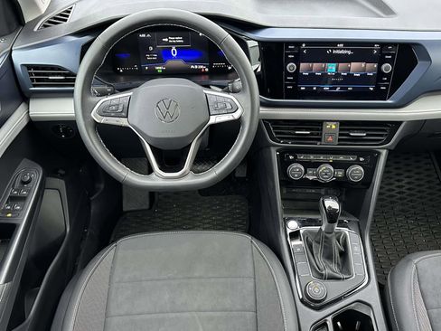 Used 2024 Volkswagen Taos SE w/ Panoramic Sunroof Package image 8