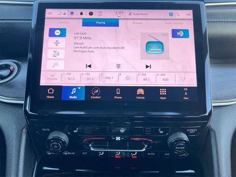 Used 2024 Jeep Grand Cherokee Limited image 28