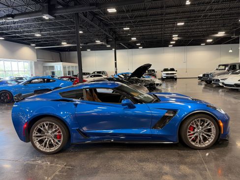 Used 2015 Chevrolet Corvette Z06 w/ 3LZ Preferred Equipment Group RWD image 8