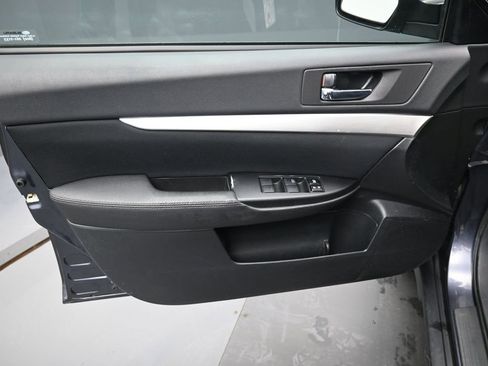 Used 2011 Subaru Outback 2.5i Premium image 11