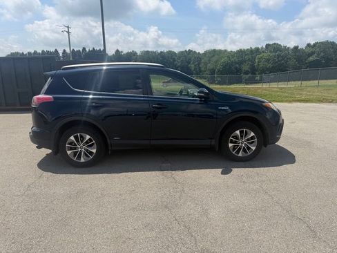 Used 2018 Toyota RAV4 XLE AWD/4WD image 5