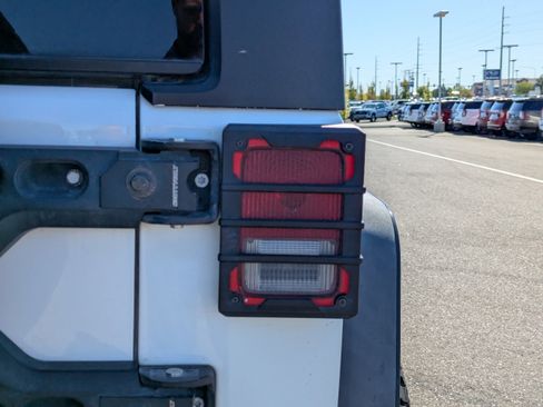 Used 2016 Jeep Wrangler Unlimited Rubicon w/ Connectivity Group AWD/4WD image 42