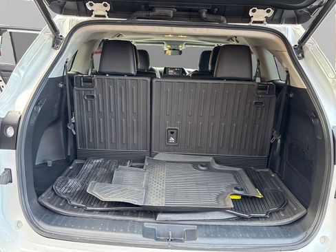 Used 2022 Toyota Highlander XLE AWD/4WD image 11