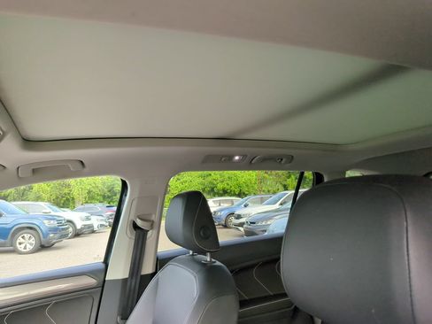 Certified 2023 Volkswagen Tiguan SE w/ Panoramic Sunroof Package FWD image 10