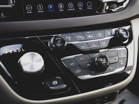 Used 2019 Chrysler Pacifica Touring-L w/ Advanced Safetytec Group image 18